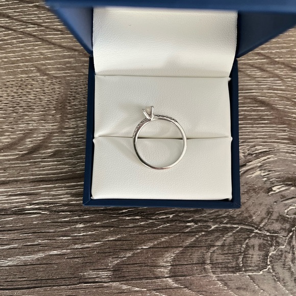 Diamond Engagament Ring - Picture 4 of 6